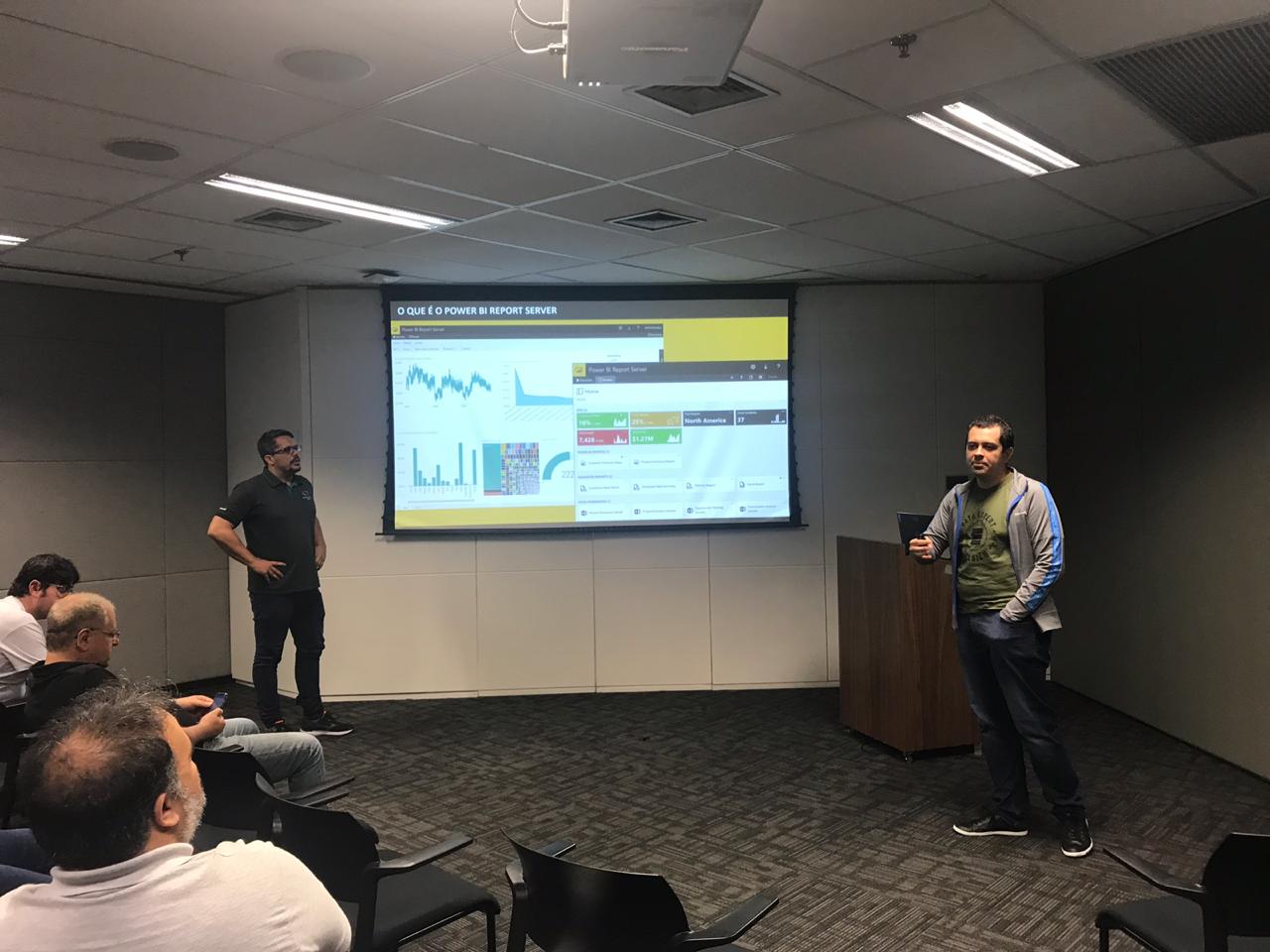 Eu e o Cláudio Bonel apresentando sobre Power BI Service vs Power BI Report Server