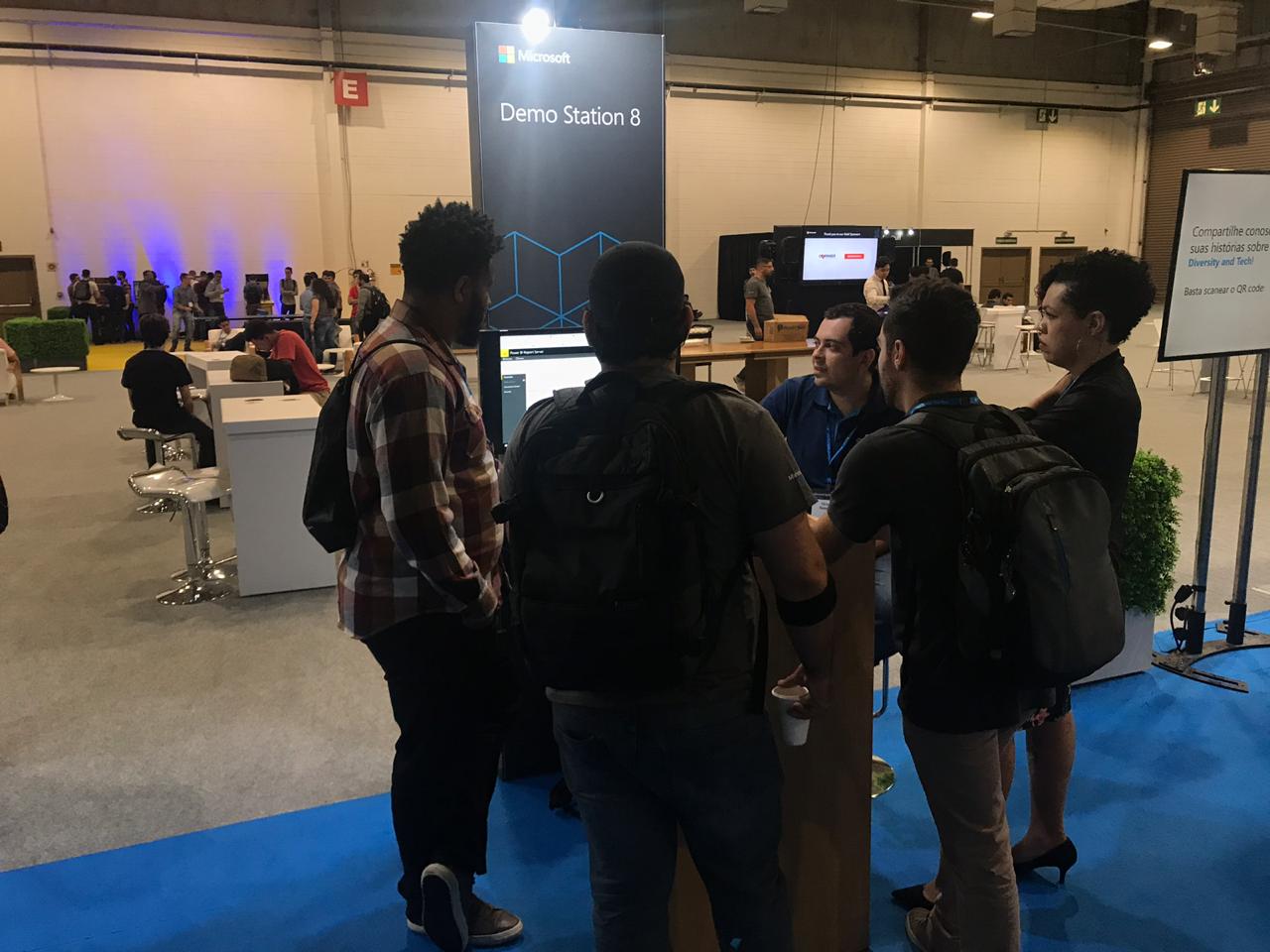 Eu apresentando sobre o Power BI Report Server na Demo Station 8